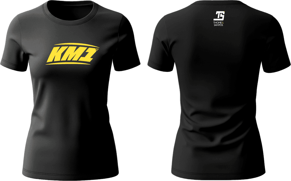 Camiseta preta do KM1, frente com a marca em amarelo e costas com a marca Thomé & Santos